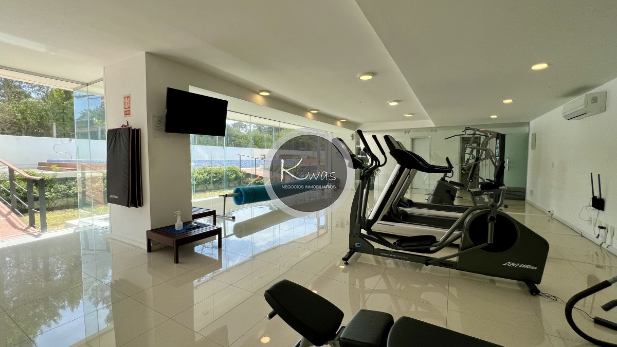 Departamento ID.497 - Departamento de dos dormitorios habitación de servicio lavadero Torre Esmeralda Playa Brava Punta del Este.
