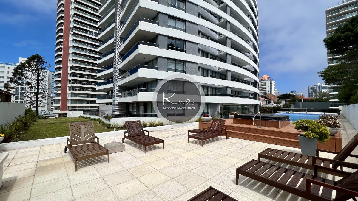 Departamento ID.497 - Departamento de dos dormitorios habitación de servicio lavadero Torre Esmeralda Playa Brava Punta del Este.