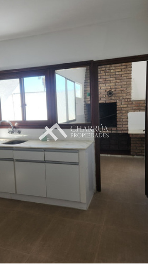 Casa ID.60 - Alquiler de Casa Sobre Rambla Tres Dormitorios, Terraza Con Parrillero Y Azotea Propia!
