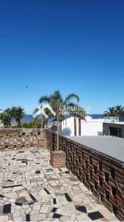 Casa ID.60 - Alquiler de Casa Sobre Rambla Tres Dormitorios, Terraza Con Parrillero Y Azotea Propia!