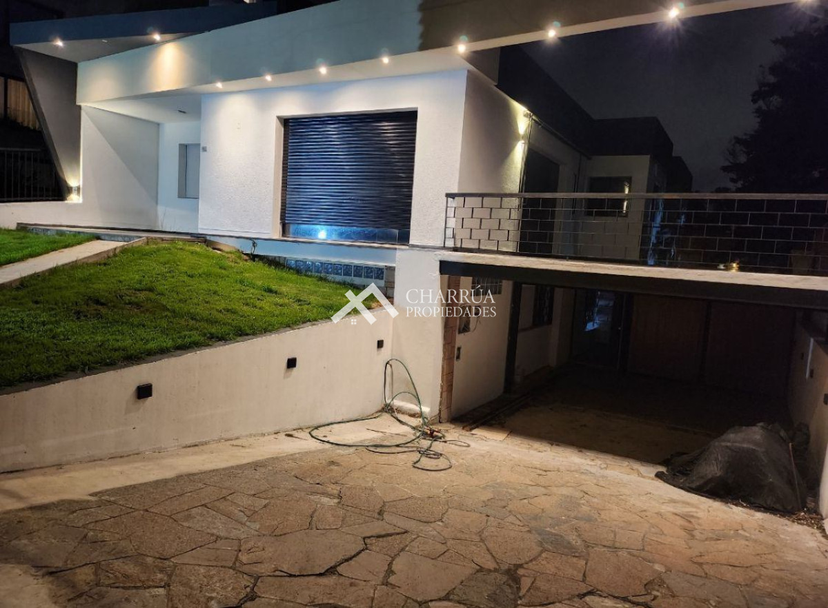 Casa ID.17 - Casa En Alquiler De 7 Dormitorios C/ Cochera En Carrasco