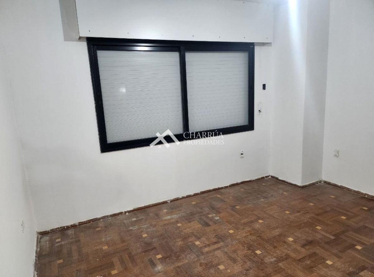 Casa ID.17 - Casa En Alquiler De 7 Dormitorios C/ Cochera En Carrasco