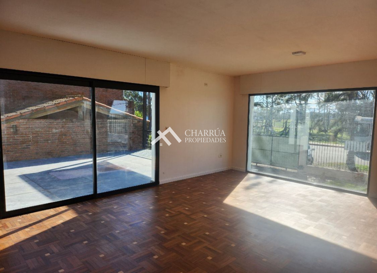 Casa ID.17 - Casa En Alquiler De 7 Dormitorios C/ Cochera En Carrasco