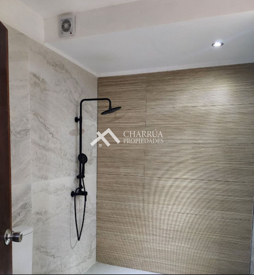 Casa ID.17 - Casa En Alquiler De 7 Dormitorios C/ Cochera En Carrasco