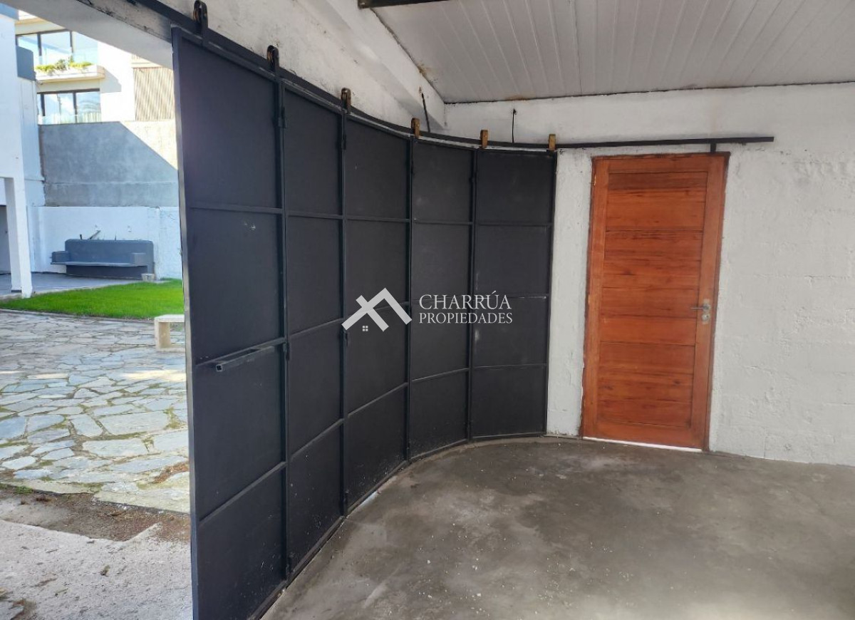Casa ID.17 - Casa En Alquiler De 7 Dormitorios C/ Cochera En Carrasco