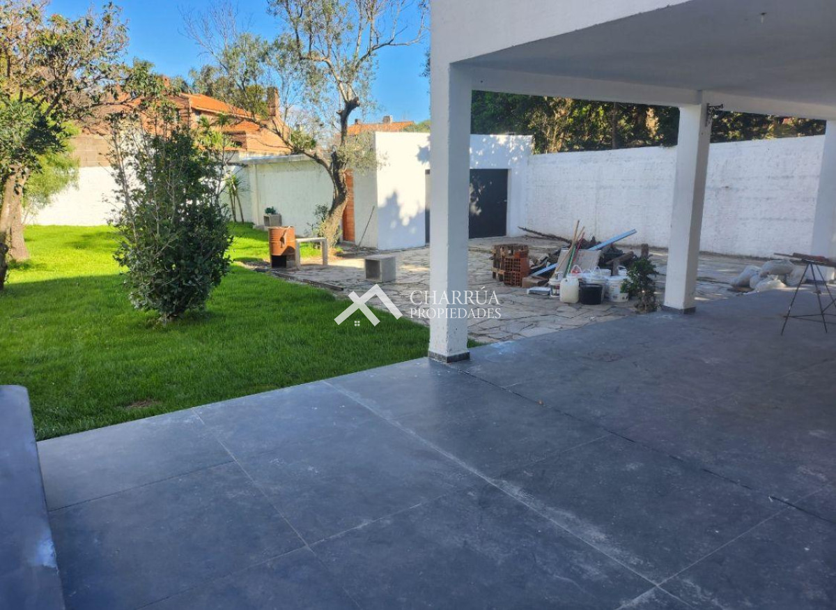 Casa ID.17 - Casa En Alquiler De 7 Dormitorios C/ Cochera En Carrasco