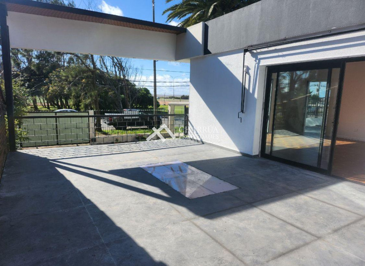 Casa ID.17 - Casa En Alquiler De 7 Dormitorios C/ Cochera En Carrasco