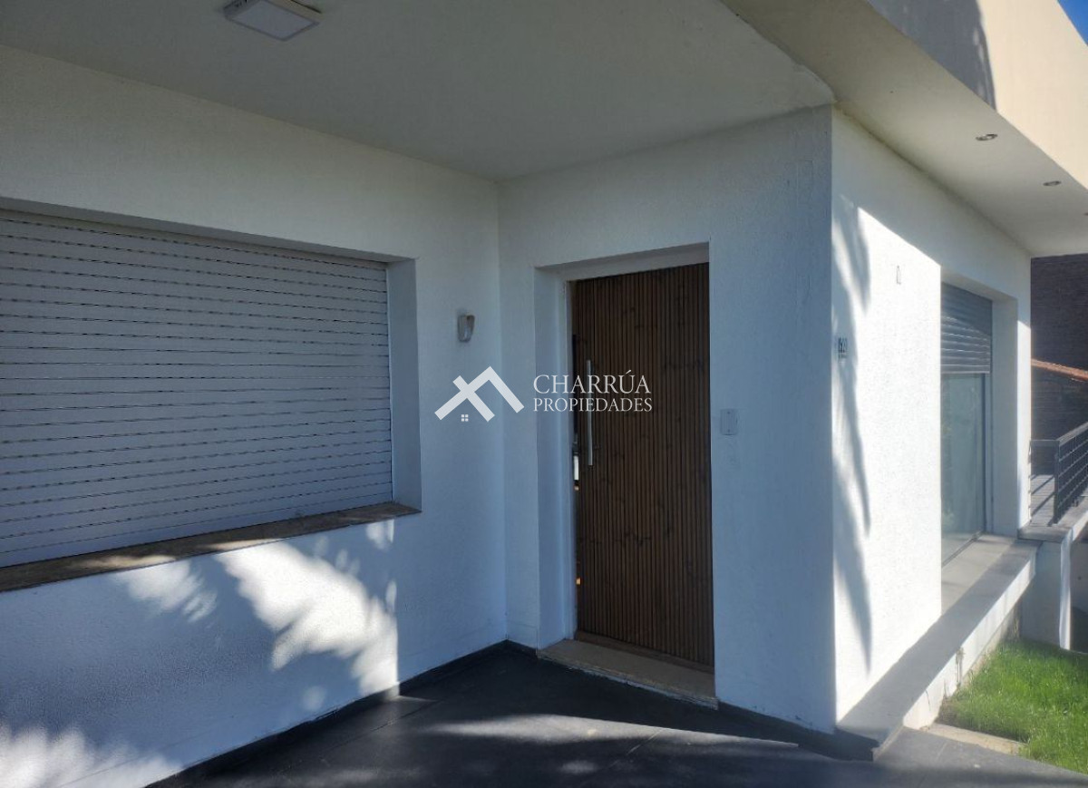 Casa ID.17 - Casa En Alquiler De 7 Dormitorios C/ Cochera En Carrasco