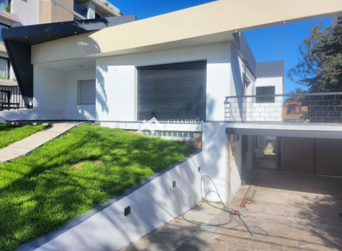 Casa ID.17 - Casa En Alquiler De 7 Dormitorios C/ Cochera En Carrasco