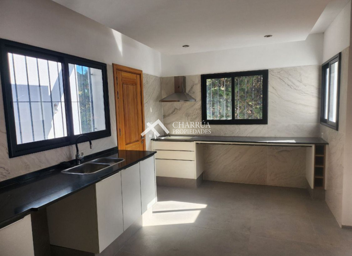 Casa ID.17 - Casa En Alquiler De 7 Dormitorios C/ Cochera En Carrasco