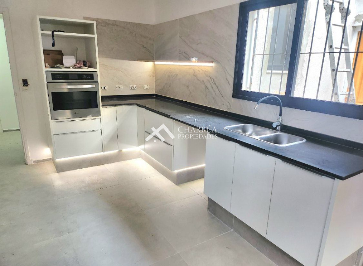 Casa ID.17 - Casa En Alquiler De 7 Dormitorios C/ Cochera En Carrasco