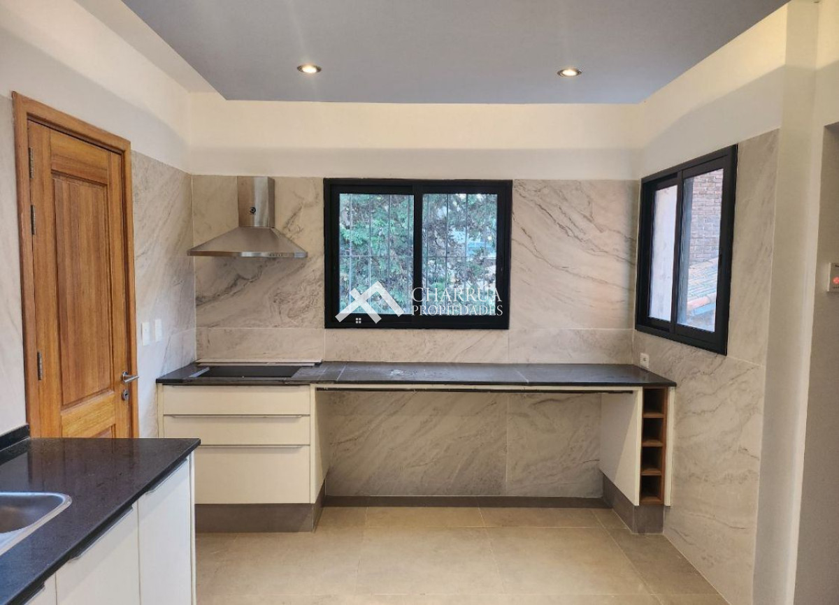 Casa ID.17 - Casa En Alquiler De 7 Dormitorios C/ Cochera En Carrasco