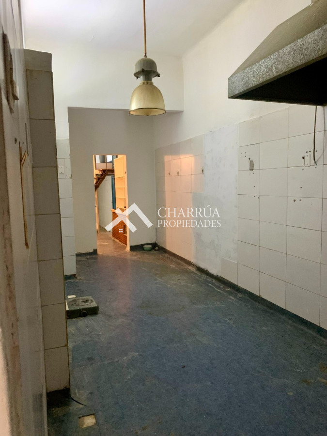 Casa ID.18 - Casa En Alquiler De 4 Dormitorios C/ Cochera En Pocitos
