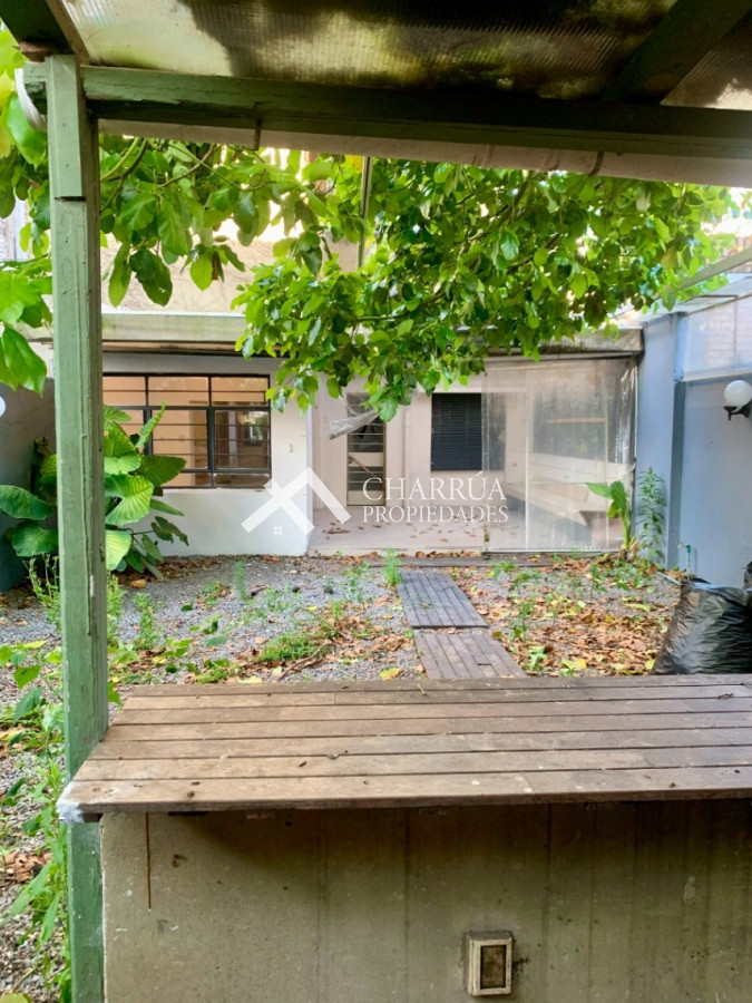 Casa ID.18 - Casa En Alquiler De 4 Dormitorios C/ Cochera En Pocitos