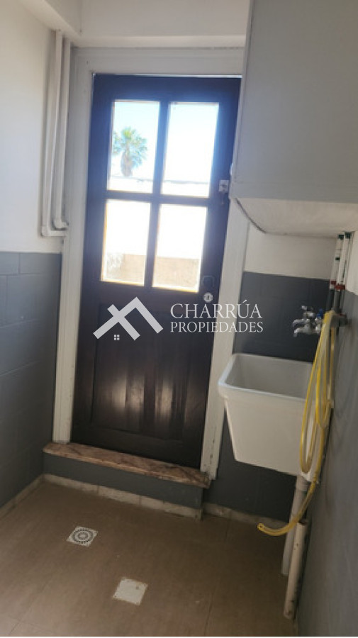 Casa ID.60 - Alquiler de Casa Sobre Rambla Tres Dormitorios, Terraza Con Parrillero Y Azotea Propia!