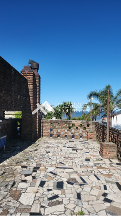 Casa ID.60 - Alquiler de Casa Sobre Rambla Tres Dormitorios, Terraza Con Parrillero Y Azotea Propia!
