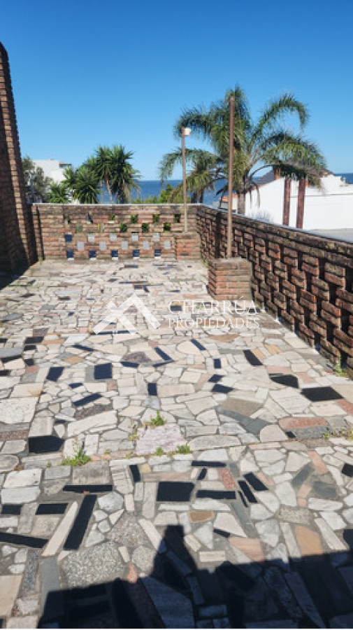 Casa ID.60 - Alquiler de Casa Sobre Rambla Tres Dormitorios, Terraza Con Parrillero Y Azotea Propia!