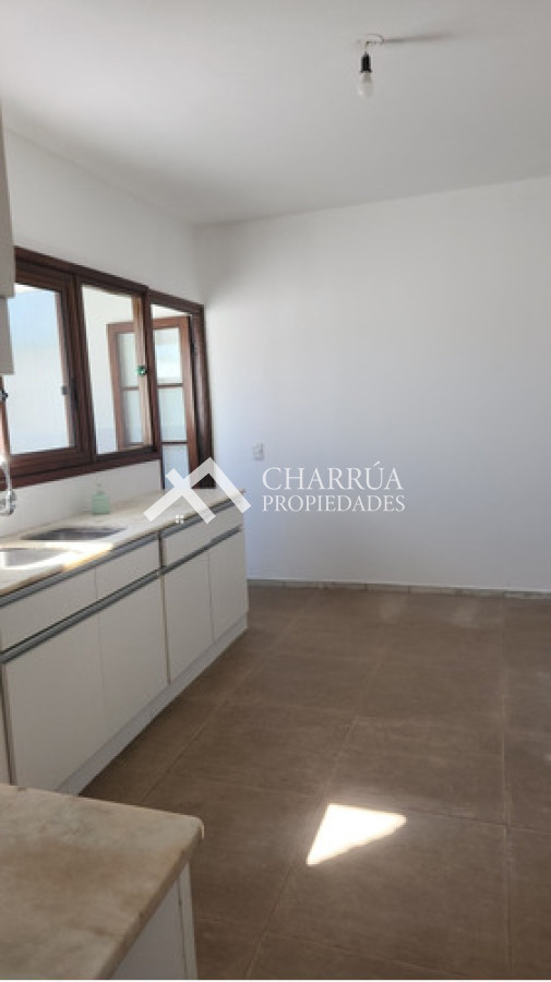 Casa ID.60 - Alquiler de Casa Sobre Rambla Tres Dormitorios, Terraza Con Parrillero Y Azotea Propia!