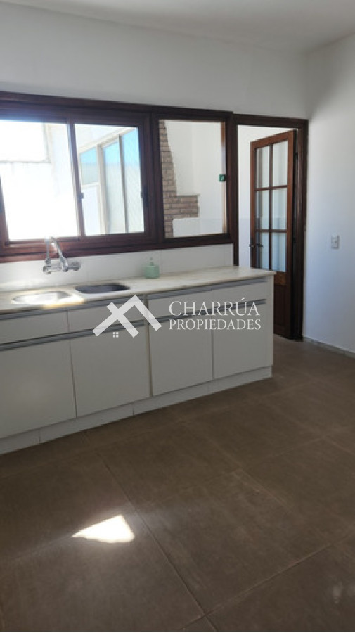 Casa ID.60 - Alquiler de Casa Sobre Rambla Tres Dormitorios, Terraza Con Parrillero Y Azotea Propia!