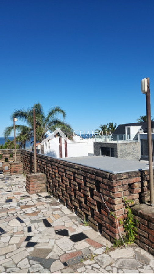 Casa ID.60 - Alquiler de Casa Sobre Rambla Tres Dormitorios, Terraza Con Parrillero Y Azotea Propia!