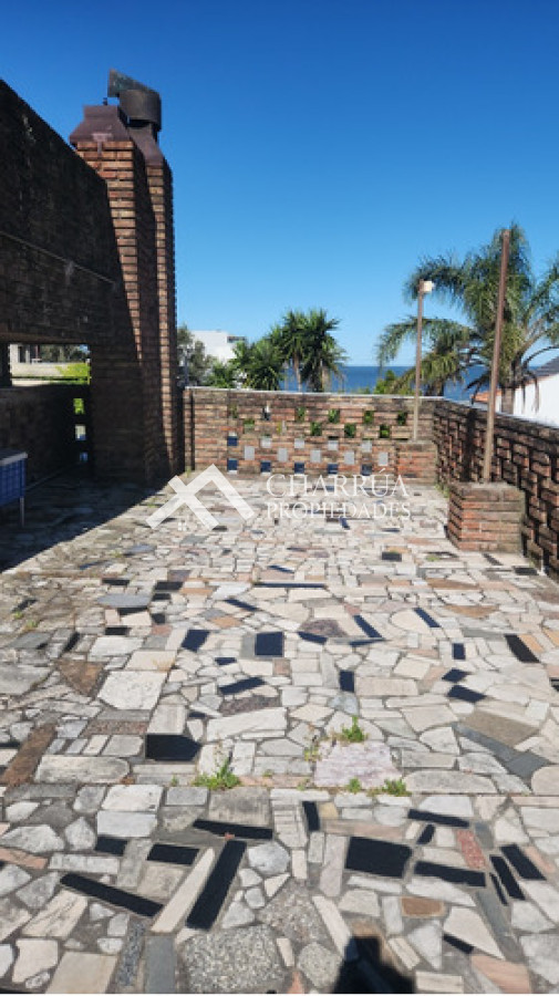 Casa ID.60 - Alquiler de Casa Sobre Rambla Tres Dormitorios, Terraza Con Parrillero Y Azotea Propia!