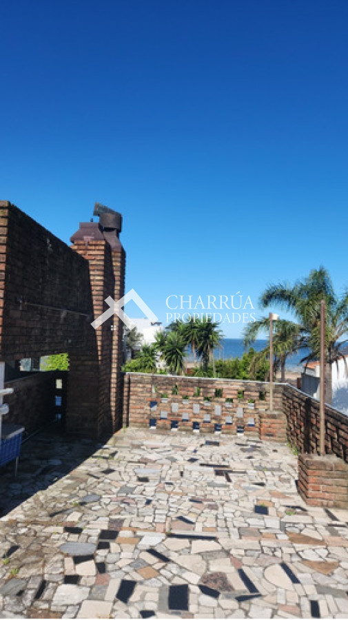 Casa ID.60 - Alquiler de Casa Sobre Rambla Tres Dormitorios, Terraza Con Parrillero Y Azotea Propia!