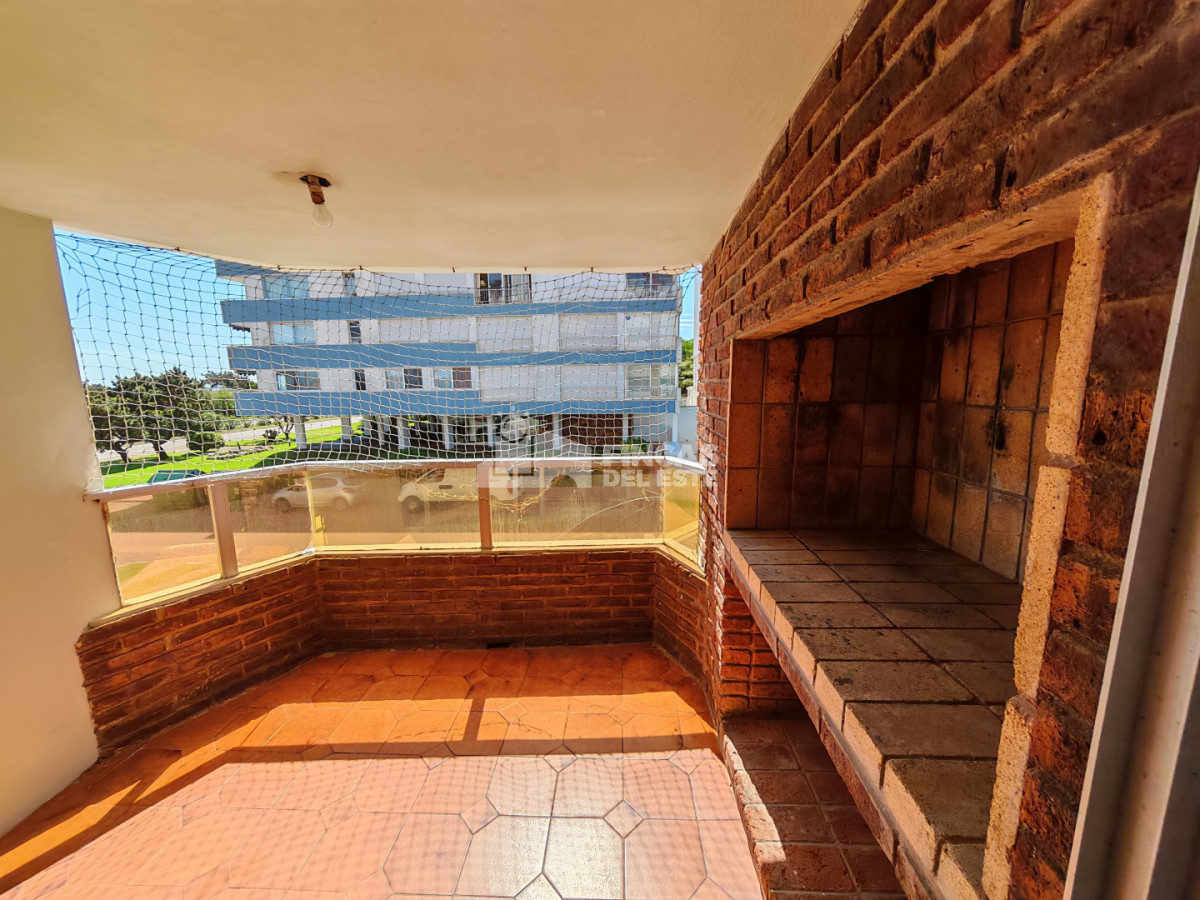 Apartamento ID.2574/Punta-Del-Este-Primera-Línea--Apartamento-Con-Parrillero,-3-Dormitorios-Y-Vista-Al-Mar - Punta Del Este Primera Línea — Apartamento Con Parrillero, 3 Dormitorios Y Vista Al Mar