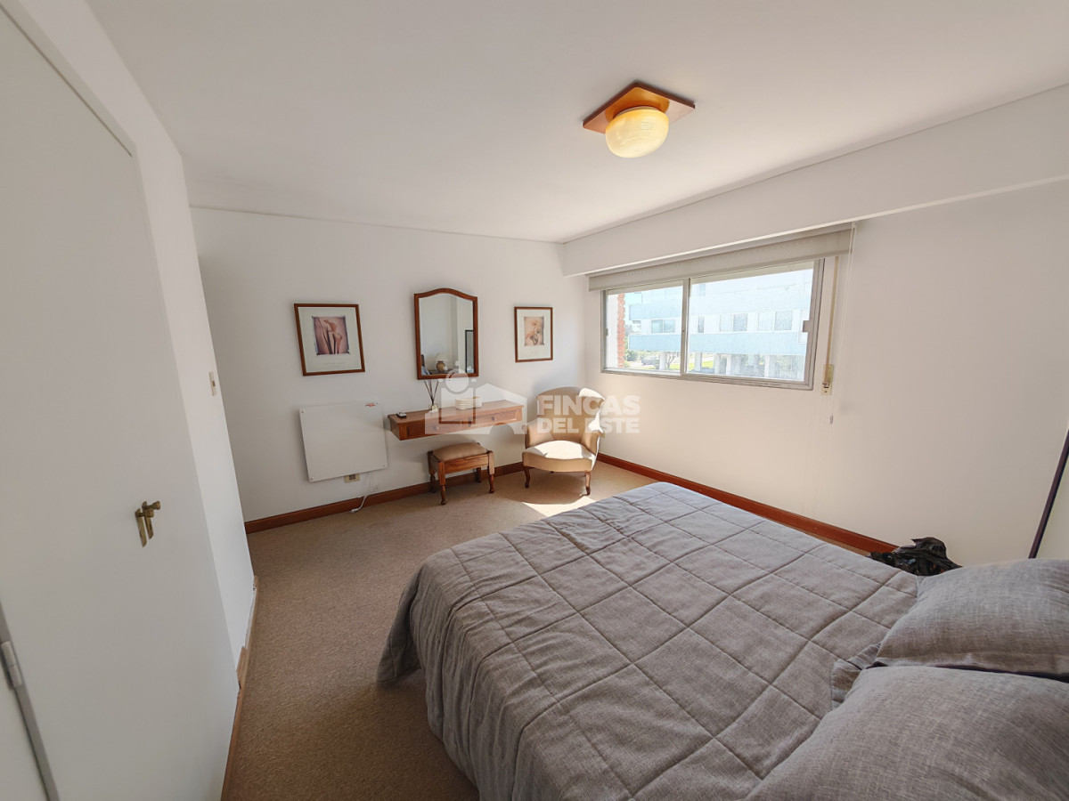 Apartamento ID.2574/Punta-Del-Este-Primera-Línea--Apartamento-Con-Parrillero,-3-Dormitorios-Y-Vista-Al-Mar - Punta Del Este Primera Línea — Apartamento Con Parrillero, 3 Dormitorios Y Vista Al Mar