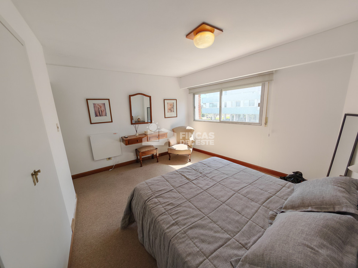 Apartamento ID.2574/Punta-Del-Este-Primera-Línea--Apartamento-Con-Parrillero,-3-Dormitorios-Y-Vista-Al-Mar - Punta Del Este Primera Línea — Apartamento Con Parrillero, 3 Dormitorios Y Vista Al Mar