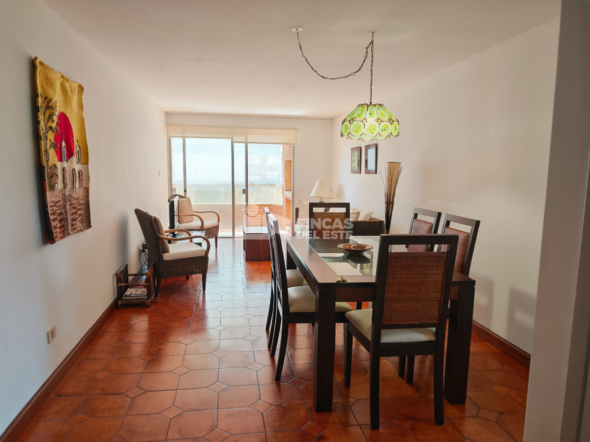 Apartamento ID.2574/Punta-Del-Este-Primera-Línea--Apartamento-Con-Parrillero,-3-Dormitorios-Y-Vista-Al-Mar - Punta Del Este Primera Línea — Apartamento Con Parrillero, 3 Dormitorios Y Vista Al Mar