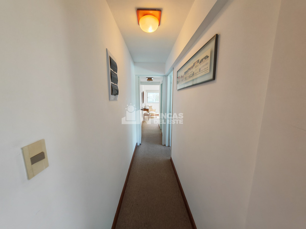 Apartamento ID.2574/Punta-Del-Este-Primera-Línea--Apartamento-Con-Parrillero,-3-Dormitorios-Y-Vista-Al-Mar - Punta Del Este Primera Línea — Apartamento Con Parrillero, 3 Dormitorios Y Vista Al Mar