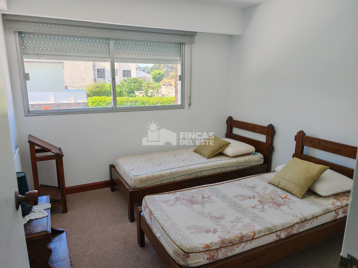 Apartamento ID.2574/Punta-Del-Este-Primera-Línea--Apartamento-Con-Parrillero,-3-Dormitorios-Y-Vista-Al-Mar - Punta Del Este Primera Línea — Apartamento Con Parrillero, 3 Dormitorios Y Vista Al Mar