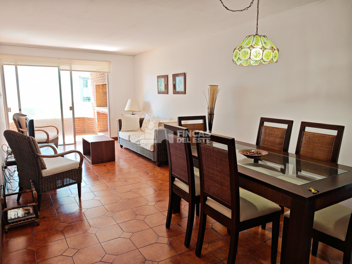 Apartamento ID.2574/Punta-Del-Este-Primera-Línea--Apartamento-Con-Parrillero,-3-Dormitorios-Y-Vista-Al-Mar - Punta Del Este Primera Línea — Apartamento Con Parrillero, 3 Dormitorios Y Vista Al Mar