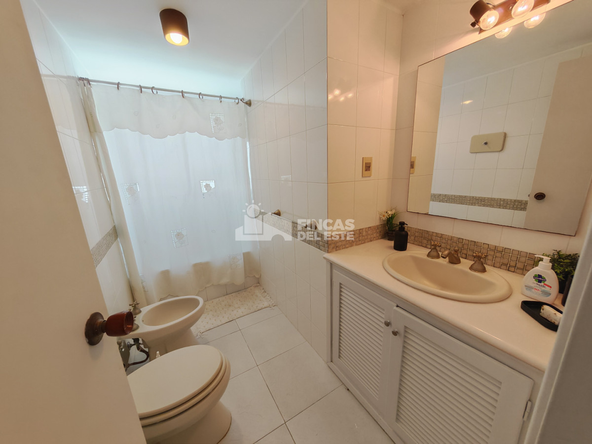 Apartamento ID.2574/Punta-Del-Este-Primera-Línea--Apartamento-Con-Parrillero,-3-Dormitorios-Y-Vista-Al-Mar - Punta Del Este Primera Línea — Apartamento Con Parrillero, 3 Dormitorios Y Vista Al Mar