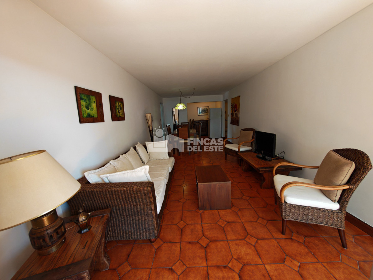 Apartamento ID.2574/Punta-Del-Este-Primera-Línea--Apartamento-Con-Parrillero,-3-Dormitorios-Y-Vista-Al-Mar - Punta Del Este Primera Línea — Apartamento Con Parrillero, 3 Dormitorios Y Vista Al Mar