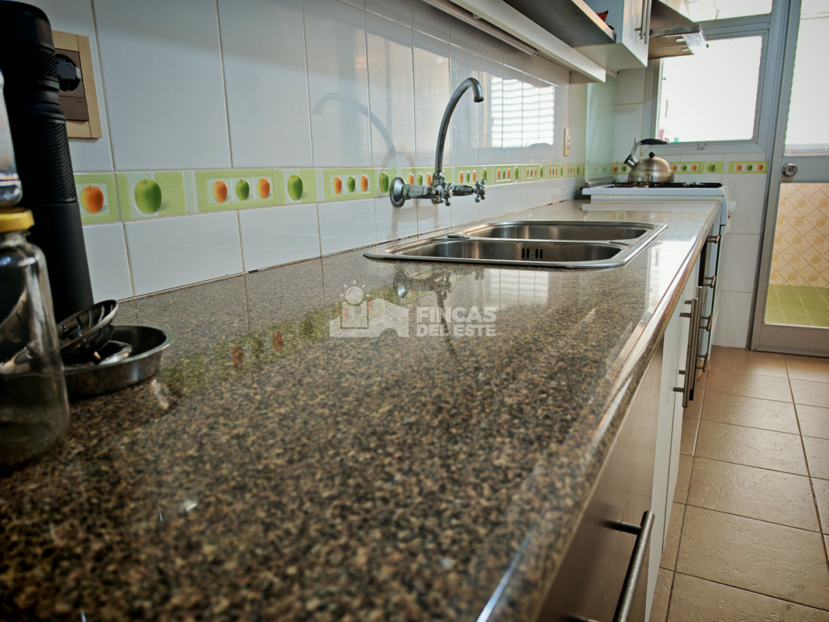 Apartamento ID.2574/Punta-Del-Este-Primera-Línea--Apartamento-Con-Parrillero,-3-Dormitorios-Y-Vista-Al-Mar - Punta Del Este Primera Línea — Apartamento Con Parrillero, 3 Dormitorios Y Vista Al Mar