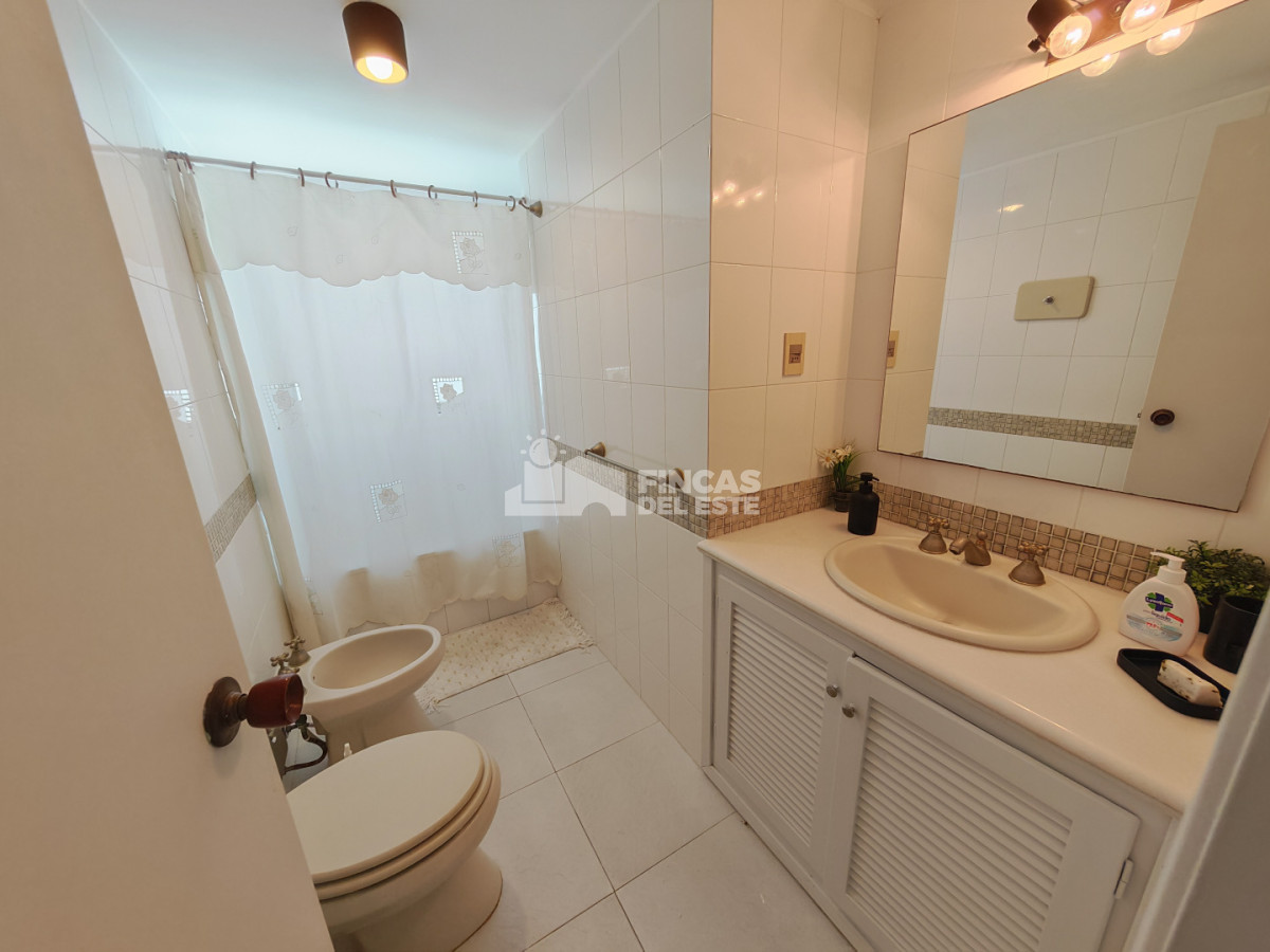 Apartamento ID.2574/Punta-Del-Este-Primera-Línea--Apartamento-Con-Parrillero,-3-Dormitorios-Y-Vista-Al-Mar - Punta Del Este Primera Línea — Apartamento Con Parrillero, 3 Dormitorios Y Vista Al Mar