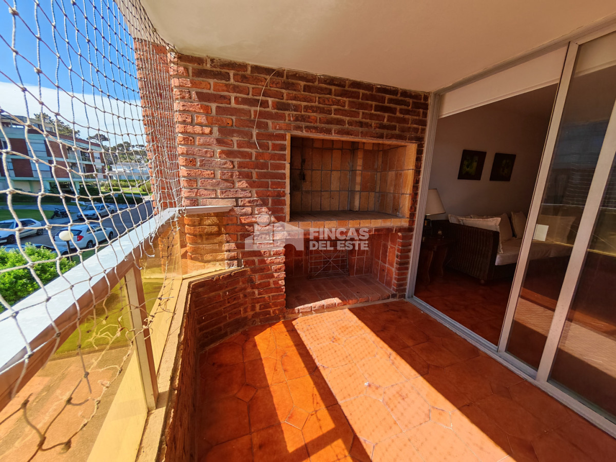 Apartamento ID.2574/Punta-Del-Este-Primera-Línea--Apartamento-Con-Parrillero,-3-Dormitorios-Y-Vista-Al-Mar - Punta Del Este Primera Línea — Apartamento Con Parrillero, 3 Dormitorios Y Vista Al Mar