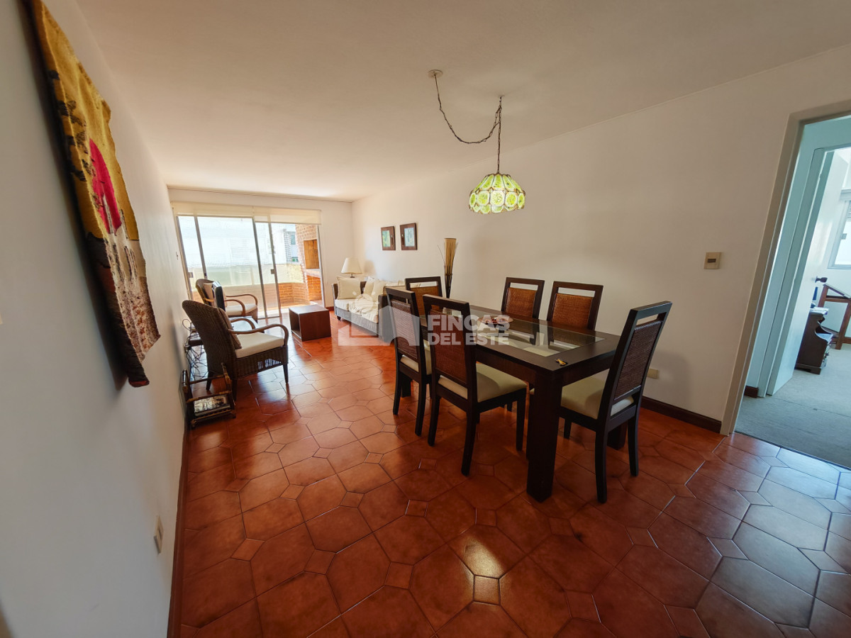 Apartamento ID.2574/Punta-Del-Este-Primera-Línea--Apartamento-Con-Parrillero,-3-Dormitorios-Y-Vista-Al-Mar - Punta Del Este Primera Línea — Apartamento Con Parrillero, 3 Dormitorios Y Vista Al Mar