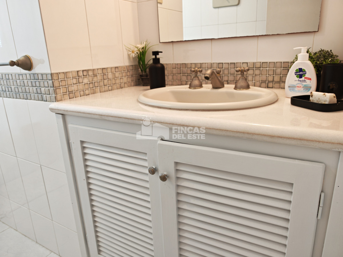 Apartamento ID.2574/Punta-Del-Este-Primera-Línea--Apartamento-Con-Parrillero,-3-Dormitorios-Y-Vista-Al-Mar - Punta Del Este Primera Línea — Apartamento Con Parrillero, 3 Dormitorios Y Vista Al Mar