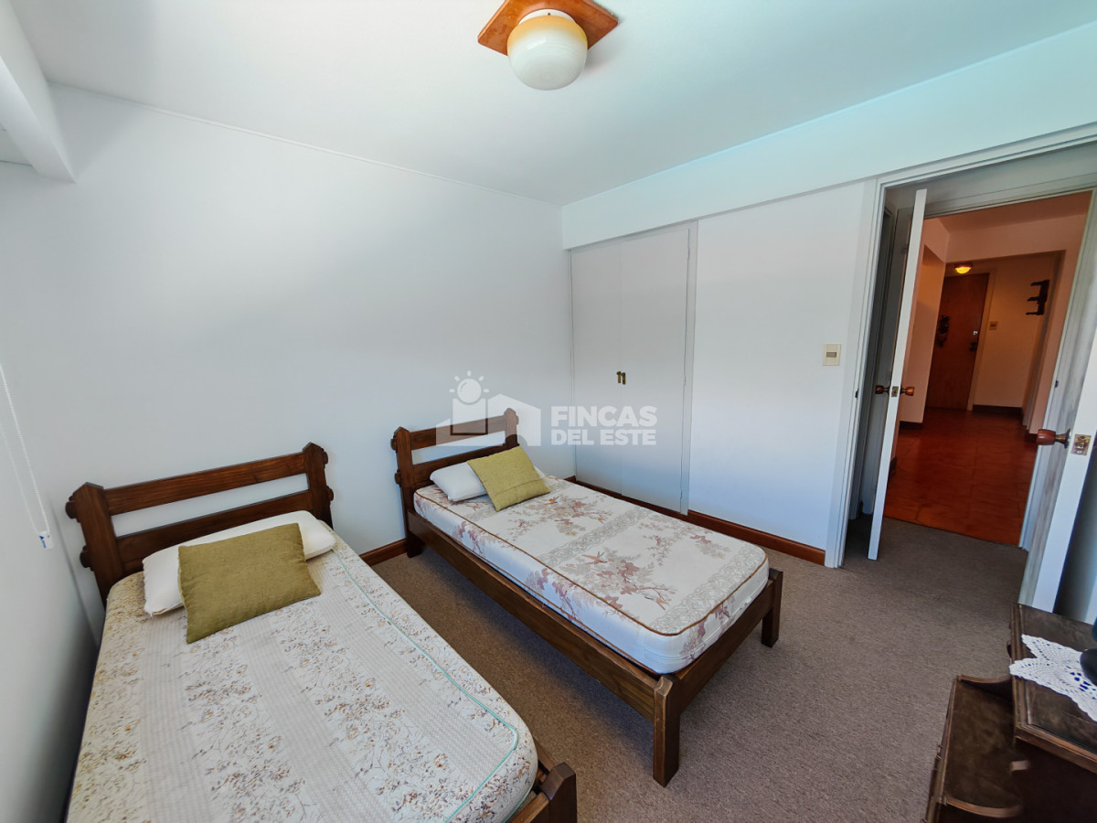 Apartamento ID.2574/Punta-Del-Este-Primera-Línea--Apartamento-Con-Parrillero,-3-Dormitorios-Y-Vista-Al-Mar - Punta Del Este Primera Línea — Apartamento Con Parrillero, 3 Dormitorios Y Vista Al Mar