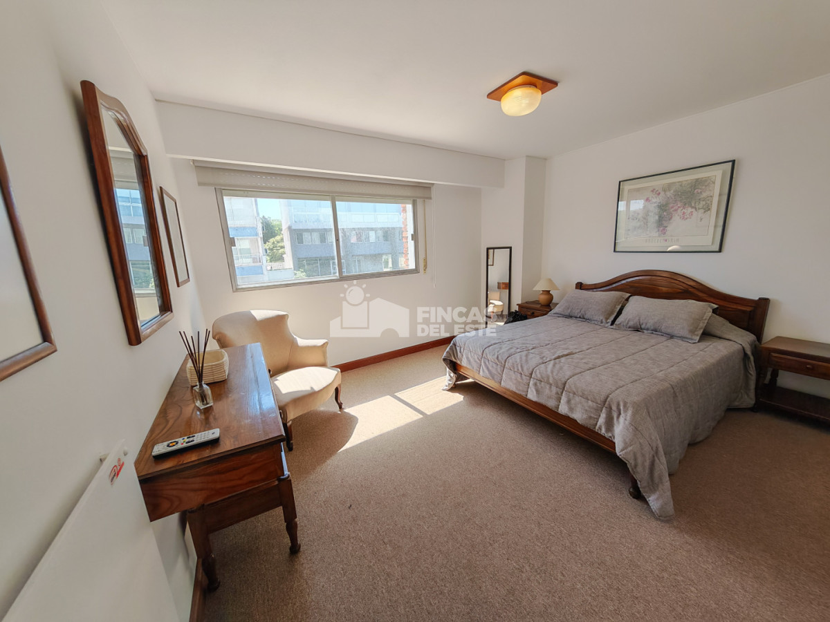 Apartamento ID.2574/Punta-Del-Este-Primera-Línea--Apartamento-Con-Parrillero,-3-Dormitorios-Y-Vista-Al-Mar - Punta Del Este Primera Línea — Apartamento Con Parrillero, 3 Dormitorios Y Vista Al Mar