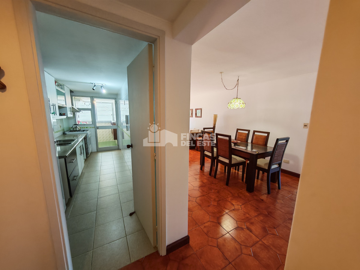 Apartamento ID.2574/Punta-Del-Este-Primera-Línea--Apartamento-Con-Parrillero,-3-Dormitorios-Y-Vista-Al-Mar - Punta Del Este Primera Línea — Apartamento Con Parrillero, 3 Dormitorios Y Vista Al Mar