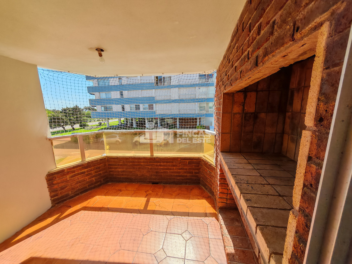 Apartamento ID.2574/Punta-Del-Este-Primera-Línea--Apartamento-Con-Parrillero,-3-Dormitorios-Y-Vista-Al-Mar - Punta Del Este Primera Línea — Apartamento Con Parrillero, 3 Dormitorios Y Vista Al Mar