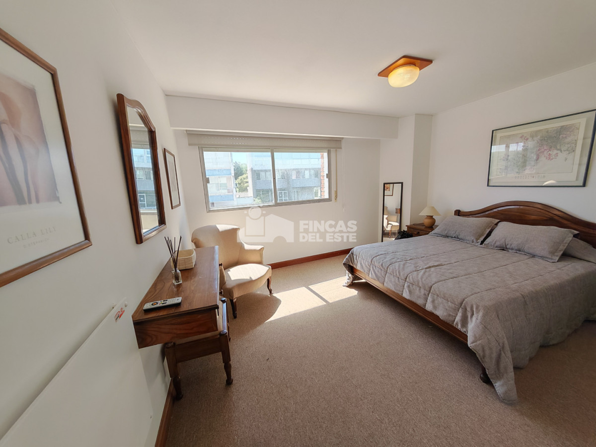 Apartamento ID.2574/Punta-Del-Este-Primera-Línea--Apartamento-Con-Parrillero,-3-Dormitorios-Y-Vista-Al-Mar - Punta Del Este Primera Línea — Apartamento Con Parrillero, 3 Dormitorios Y Vista Al Mar