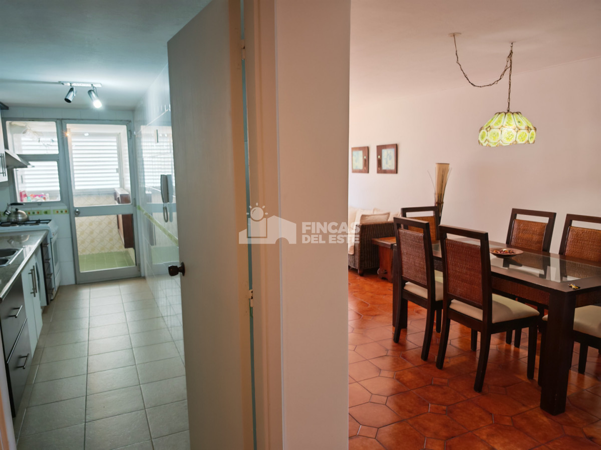 Apartamento ID.2574/Punta-Del-Este-Primera-Línea--Apartamento-Con-Parrillero,-3-Dormitorios-Y-Vista-Al-Mar - Punta Del Este Primera Línea — Apartamento Con Parrillero, 3 Dormitorios Y Vista Al Mar