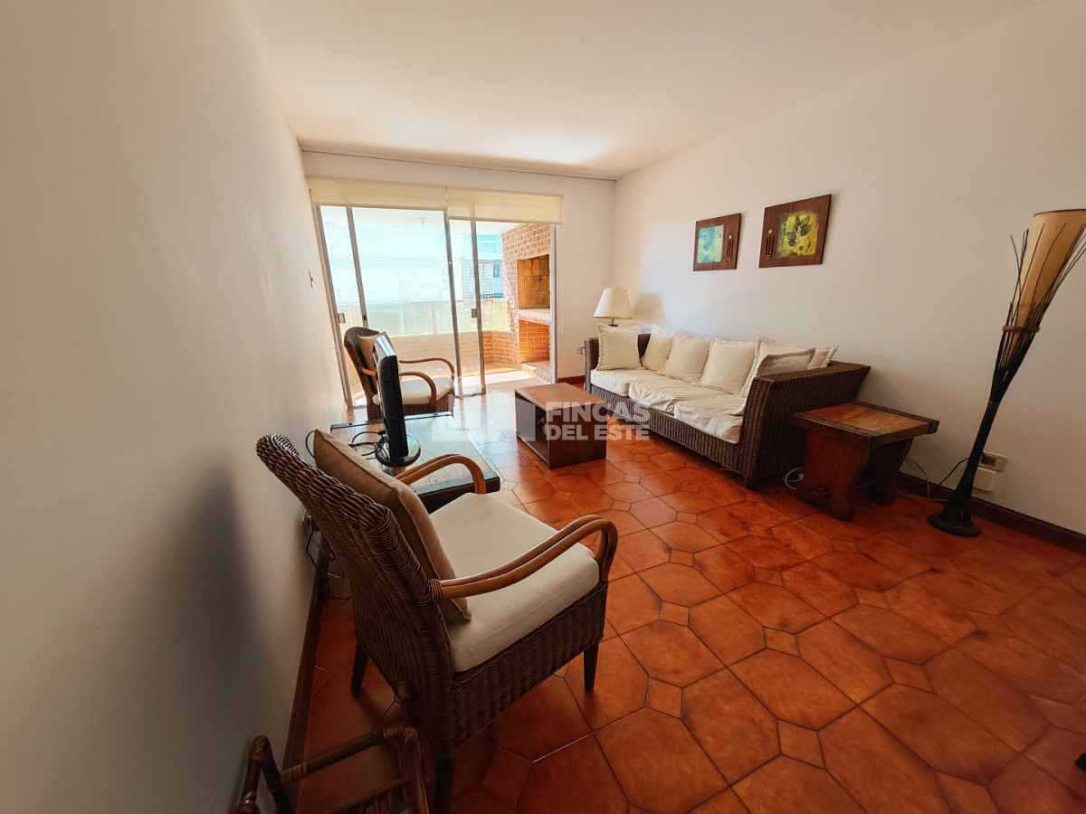 Apartamento ID.2574/Punta-Del-Este-Primera-Línea--Apartamento-Con-Parrillero,-3-Dormitorios-Y-Vista-Al-Mar - Punta Del Este Primera Línea — Apartamento Con Parrillero, 3 Dormitorios Y Vista Al Mar