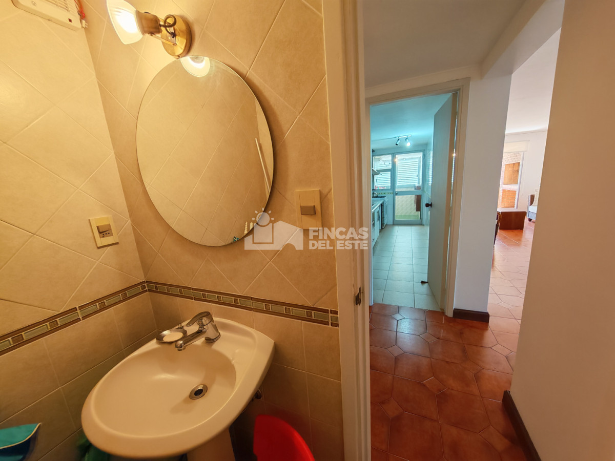 Apartamento ID.2574/Punta-Del-Este-Primera-Línea--Apartamento-Con-Parrillero,-3-Dormitorios-Y-Vista-Al-Mar - Punta Del Este Primera Línea — Apartamento Con Parrillero, 3 Dormitorios Y Vista Al Mar