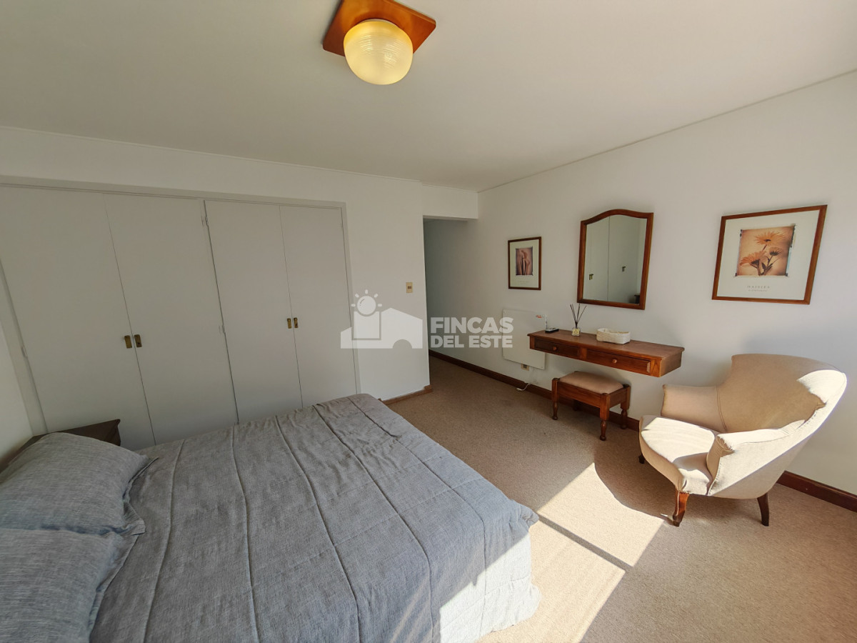 Apartamento ID.2574/Punta-Del-Este-Primera-Línea--Apartamento-Con-Parrillero,-3-Dormitorios-Y-Vista-Al-Mar - Punta Del Este Primera Línea — Apartamento Con Parrillero, 3 Dormitorios Y Vista Al Mar