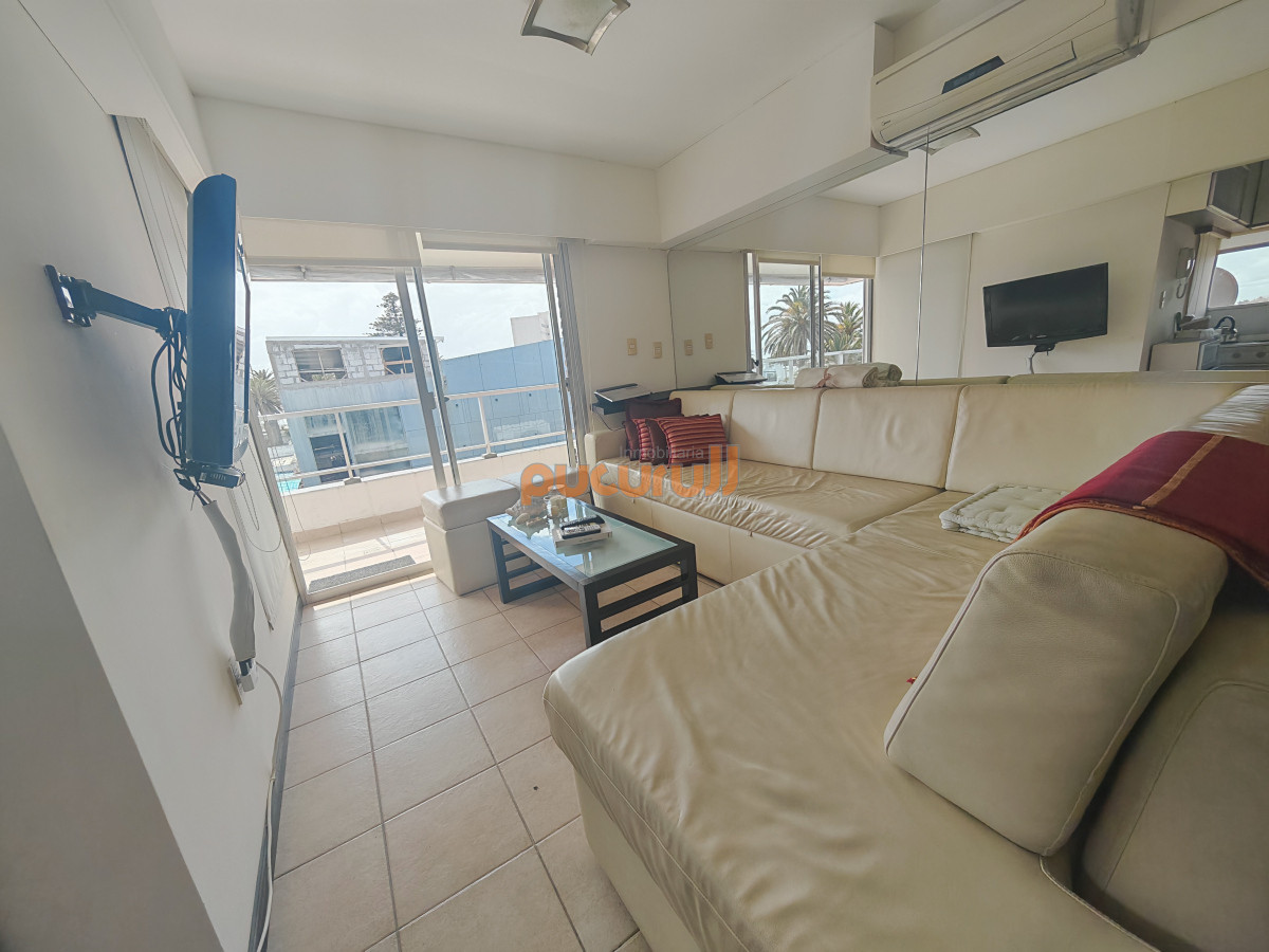 Apartamento ID.2323 - Apartamento en venta de 1 dormitorio y medio en Punta del este buen sol y vista al mar